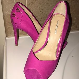 Fushia Gianni Bini peep toe pumps